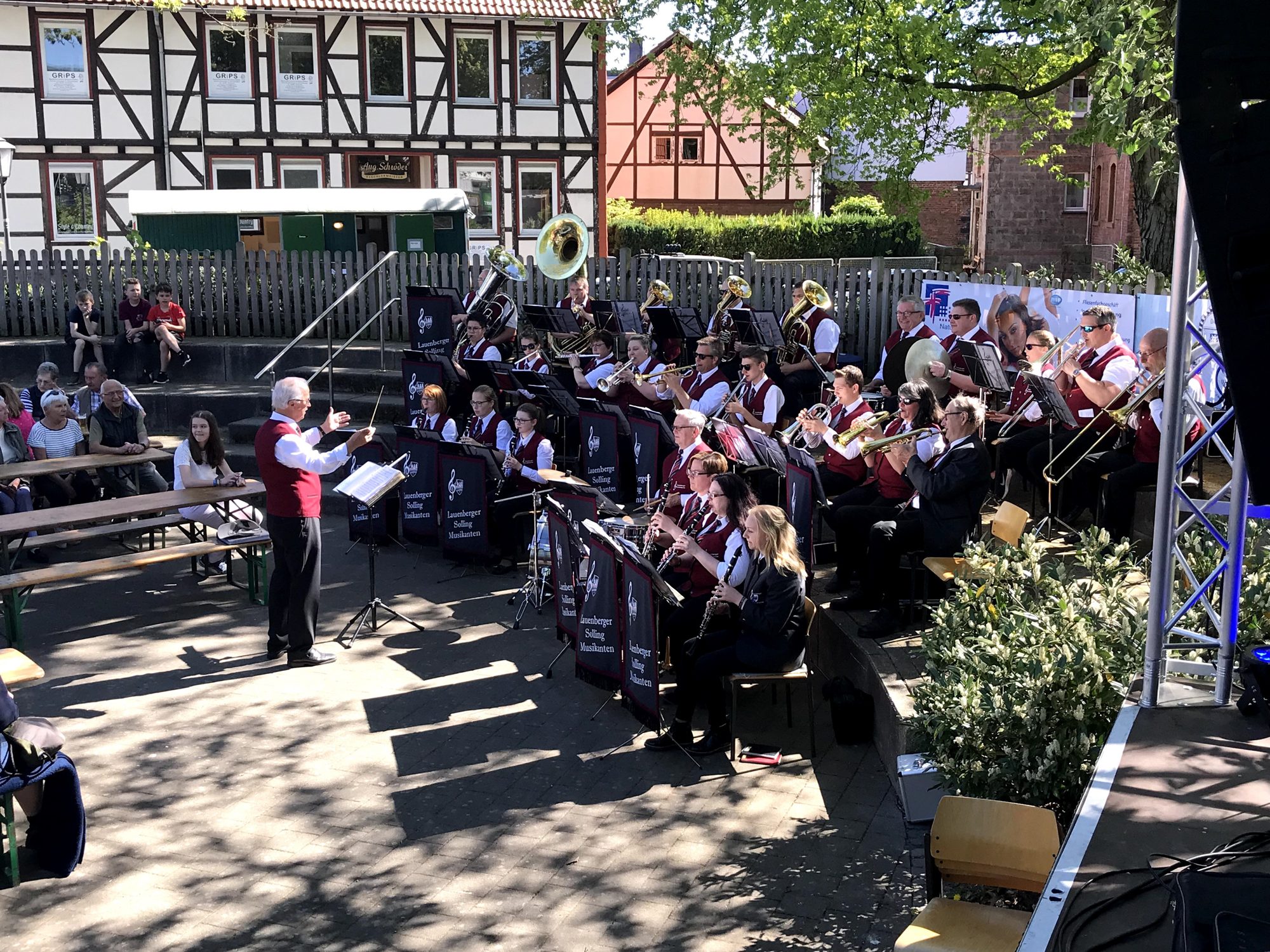 Die Lauenberger Solling-Musikanten spielen vor Fachwerkhäusern in Dassel